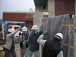 大和ミュージアムにガラスを設置の画像