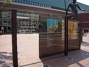 大和ミュージアムにガラスを設置の画像